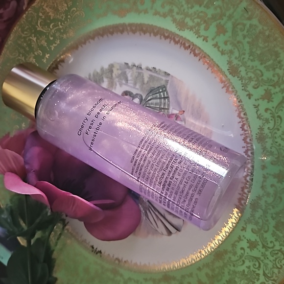 Traded NIB Victoria's Secret Lovespell Shimmer Body Mist 8.4 fl oz - Picture 6 of 10